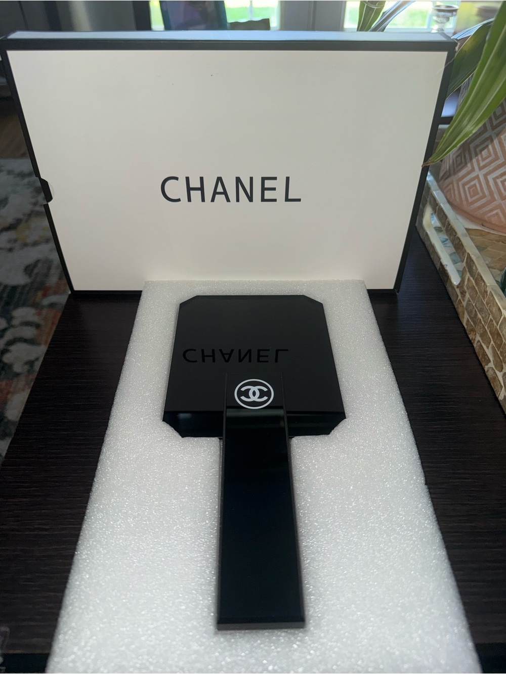 New CHANEL BEAUTE Handheld
Vanity Makeup Mirror - Glossy Black